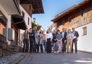 Von links nach rechts: Katrin Savvulidi (Leitung Schiesslhaus AiR), Lisa Späthe (Netzwerk- und Leerstandskoordination), Sven Päplow (ALE Niederbayern), Sarah Höchstetter (Bild-Werk Frauenau e.V.), Constanza Melendéz (Künstlerin), Angela Stiegler (Künstlerin), Anna-Helena Klumpen (Projektleitung), Daniel Door (Künstler), Herbert Preuss (Bürgermeister Gde Kollnburg), Samuel Fischer-Glaser (Künstler), Louise Lang (Künstlerin), Landrat Dr. Ronny Raith, Tobias Wittenzellner (Leiter Kreisentwicklung Arberland), Michaela Trávníčková (Künstlerin), Hans-Peter Schmucker (Leitung ALE Niederbayern) Foto: Daryna Likht