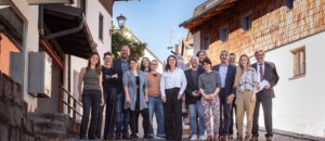 Von links nach rechts: Katrin Savvulidi (Leitung Schiesslhaus AiR), Lisa Späthe (Netzwerk- und Leerstandskoordination), Sven Päplow (ALE Niederbayern), Sarah Höchstetter (Bild-Werk Frauenau e.V.), Constanza Melendéz (Künstlerin), Angela Stiegler (Künstlerin), Anna-Helena Klumpen (Projektleitung), Daniel Door (Künstler), Herbert Preuss (Bürgermeister Gde Kollnburg), Samuel Fischer-Glaser (Künstler), Louise Lang (Künstlerin), Landrat Dr. Ronny Raith, Tobias Wittenzellner (Leiter Kreisentwicklung Arberland), Michaela Trávníčková (Künstlerin), Hans-Peter Schmucker (Leitung ALE Niederbayern) Foto: Daryna Likht