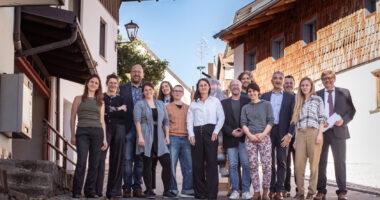 Von links nach rechts: Katrin Savvulidi (Leitung Schiesslhaus AiR), Lisa Späthe (Netzwerk- und Leerstandskoordination), Sven Päplow (ALE Niederbayern), Sarah Höchstetter (Bild-Werk Frauenau e.V.), Constanza Melendéz (Künstlerin), Angela Stiegler (Künstlerin), Anna-Helena Klumpen (Projektleitung), Daniel Door (Künstler), Herbert Preuss (Bürgermeister Gde Kollnburg), Samuel Fischer-Glaser (Künstler), Louise Lang (Künstlerin), Landrat Dr. Ronny Raith, Tobias Wittenzellner (Leiter Kreisentwicklung Arberland), Michaela Trávníčková (Künstlerin), Hans-Peter Schmucker (Leitung ALE Niederbayern) Foto: Daryna Likht