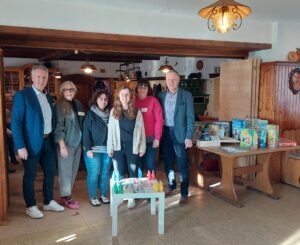 Sie starteten gut gelaunt in den Spielenachmittag (v.l.): Helmut Plenk, Susanne Wagner, Wilma Steffel, Constanze Steffel, Monika Glashauser und Robert Muhr. Foto: Otto Probst.