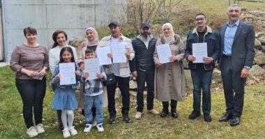 Auf unserem Bild sehen Sie Landrat Dr. Ronny Raith (rechts) mit den neu eingebürgerten Staatsbürgerinnen und Staatsbürgern sowie Simone Kasberger (Leiterin der Ausländerbehörde, links) und Yildiz Oragaz (Ausländerbehörde, daneben). Foto: Martine Ernst / Landratsamt Regen.