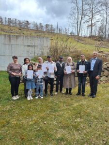 Auf unserem Bild sehen Sie Landrat Dr. Ronny Raith (rechts) mit den neu eingebürgerten Staatsbürgerinnen und Staatsbürgern sowie Simone Kasberger (Leiterin der Ausländerbehörde, links) und Yildiz Oragaz (Ausländerbehörde, daneben). Foto: Martine Ernst / Landratsamt Regen.