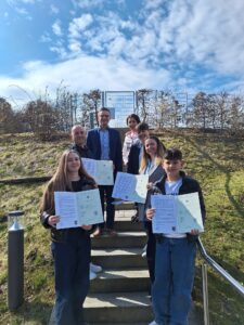 Jurist Frederick Fauser (oben rechts) überreichte die Einbürgerungsurkunden an die Familie Vasku. Mit ihnen freuten sich Simone Kasberger (Leiterin Ausländeramt, links) und Mitarbeiterin Yildiz Oragaz (links, darüber). Foto: Martine Ernst / Landratsamt Regen.