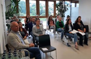 2. Fachkräfte verfolgen aufmerksam den Vortrag zum neuen Sozialen Entschädigungsrecht (SGB XIV). Foto: Heike Meents.