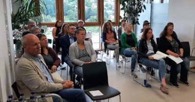 2. Fachkräfte verfolgen aufmerksam den Vortrag zum neuen Sozialen Entschädigungsrecht (SGB XIV). Foto: Heike Meents.