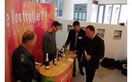  - Auch der stellvertretende Landrat Willi Killinger (re.) nahm am Quiz teil. Franz Gröller (v.li.), Dr. Bernhard Edenharter und Matthias Wagner informierten ihn und die Besucher. Foto: Langer/Landratsamt Regen