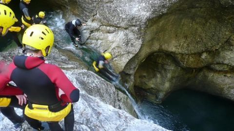  -  Einen Adrenalinkick der besonderen Art bietet die Freizeit "Alpen aktiv" in Österreich (04.-08.08.2014), bei der sich die Teilnehmer u.a. im Canyoning probieren können. 