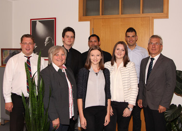  - Landrat Michael Adam, Reinhard Wölfl, Andreas Treimer und Armin Bachhuber, vor ihnen stehen (v.li.): die Personalratsvorsitzende Sonja Morgenstern, Maria Egginger, Anna Egginger und Personalchef Anton Weghofer. Foto: Landkreis Regen