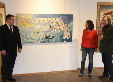  - Landrat Michael Adam (v.li.), Monika Häuslmeier und Kurator Reinhard Schmid umrahmen das Bild &quot;PoP!&quot;, das als Bereicherung der Ausstellung gilt. Foto: Landkreis Regen/Langer