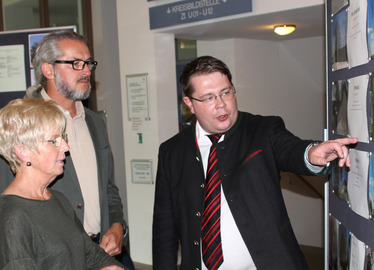  - Rita Röhrl, Klaus Eder und Landrat Michael Adam bei der Besichtigung der Ausstellung. Foto: Langer/Landkreis Regen