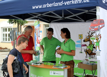  - Jana Graßl (re.) und Johann Brunner (2.v.re.) informierten die Bürger am Stadtplatz Viechtach u.a. über Thema Rufbus . Foto: Landkreis Regen, Langer