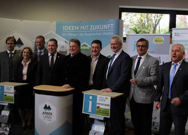  - Die Ehrengäste stellten sich mit den Verantwortlichen zum Gruppenbild auf, v..li.: Regionalmanager Stephan Lang, Regens Bürgermeisterin Ilse Oswald, Berufschuldirektor Oswald Peter, Landrat Michael Adam, Staatminister Helmut Brunner, MdL Max Gibis, MdB Alois Rainer, MdL Alexander Muthmann und Arberland Regio-Geschäftsführer Herbert Unnasch.