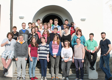  - Vor der ersten Einheit am Samstagmorgen stellten sich die Ehrenamtlichen kurz für ein Gruppenfoto zusammen: Die Seminarleitung hatten Kommunaler Jugendpfleger Dirk Reichel (rechts) sowie Ludwig Stecher und Kathrin Zitzelsberger (beide nicht im Bild) inne. Foto: Zitzelsberger/KJR