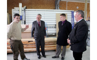  - Christian Weber führte die Gruppe (v.li.) um Regierungspräsident Heinz Grunwald, Landrat Michael Adam und Bürgermeister Walter Nirschl durch den Betrieb. Foto: Landratsamt Regen