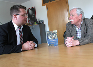  - Manfred Böckl (re.) und Landrat Michael Adam im Gespräch. Foto: Langer/Landkreis Regen