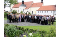  - Die Teilnehmer stellten sich im Anschluss an die erste gemeinsame Dienstkonferenz im Klostergarten zum Gruppenbild auf.   Foto: Landratsamt Regen/Langer