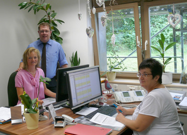  - Landrat Michael Adam zusammen mit den Bürgerbüromitarbeiterinnen Doris Werner und Monika Lallinger (re.). Foto: Hofbauer/Landratsamt Regen