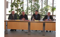  - v.li. Martin Zwiebel, Herbert Unnasch, Landrat Michael Adam und Bürgermeister Hermann Brandl. Foto: Langer/Landkreis Regen 