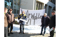  - Landrat Michael Adam (li.) im Gespräch mit den Demonstranten, Foto: Langer/Landratsamt