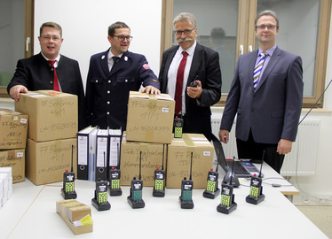  - Landrat Michael Adam, Kreisbrandmeister Alexander Iglhaut, Kämmerer Franz Baierl und Josef Köppl vor einem Teil der neuen Geräte. Foto: Langer/Landkreis Regen
