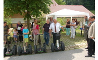  - Beim Altnußberger Dorfaktionstag standen sogar Segways für Probefahrten bereit. Dorfschreiner Stefan Peter machte es möglich, Bürgermeister Alfons Fleischmann überlegt noch… Foto: Landratsamt Regen, Eder