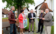  -  Klaus Eder (v.li.), Sylvia Augustin, Franz Stark, Landrat Michael Adam und Bürgermeister Alfons Fleischmann bei der Ortsbesichtigung in Altnußberg. Foto: Langer/Landratsamt