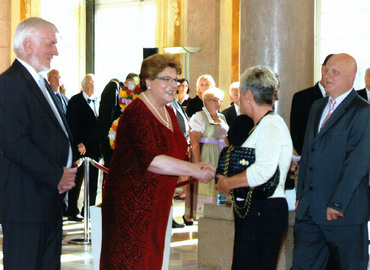  - Das Ehepaar Andrea und Thomas Märcz vor dem Schloss Schleißheim mit der Landtagspräsidentin Barbara Stamm