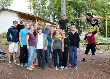  - Die ehrenamtlichen Betreuer mit Kommunalem Jugendpfleger Dirk Reichel (2.v.li.), die beim Nachtreffen vom Kreisjugendring und der Kommunalen Jugendarbeit den Hochseilgarten im Sausthal besuchten. Foto: Zitzelsberger