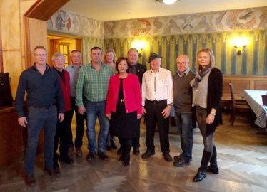  - Zur Erinnerung gab es ein Gruppenbild mit der Ministerin, v.li.: Ferdinand Mader, Lothar Hirtreiter, Max Nirschl, Peter Haas, Alexandra Bredl, Staatsministerin Emilia Müller, stellvertretender Landrat Willi Killinger, Josef Hofmann, Eugen Sterl und Doris Werner. Foto: Neumaier/Landkreis Regen