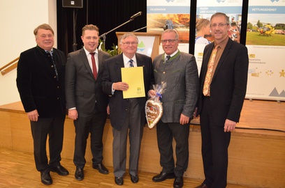  - (v.li.): Staatsminister Helmut Brunner, Landrat Michael Adam, Helmut Kilian, Staatssekretär Johannes Hintersberger, Bürgermeister Franz Xaver Steininger bei der Verleihung der 3000. Ehrenamtskarte an Helmut Kilian. Foto: Lothar Wandtner