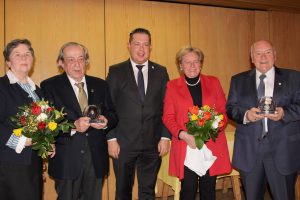 Landrat Michal Adam bei der der Übergabe des Ehrenpreises an Dr. Paul Kestel und Ernst Hinsken. Foto: Landkreis Regen, Langer