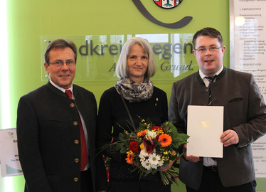  - Bürgermeister Alois Wenig (li.) mit Dr. Ursula Helbig und Landrat Michael Adam. Foto: Langer/Landkreis Regen