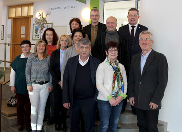  - Unser Bild zeigt die Geehrten mit Landrat Michael Adam und dem Personalratsvorsitzenden Marco Süß. Foto: Landkreis Regen/Langer