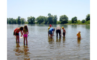  - Die Kinder hatten an der Donau ihren Spaß. Foto: Landratsamt/KoKi/Binder