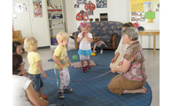  - Die Gruppenleitung Edeltraud Aichinger und einige teilnehmende Kinder. Foto: Landratsamt