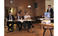  - Prof. Dr. Wolfgang Dorner (re.) informierte die Bürger über den Energienutzungsplan. Auch Landrat Michael Adam (li.) und Arnbrucks Bürgermeister Hermann Brandl (2.v.li) nahmen ebenso wie Josef Gold (3.v.li.) zur Thematik Stellung. Foto: Landratsamt/Langer