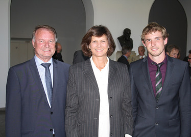  - Der stellvertr. Landrat Willi Killinger und Ministerin Aigner gratulierten Josef Niedermeier. Foto: Niedermeier