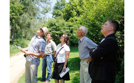  - Klaus Eder, Kurt König (Baumkontrolleur des Staatlichen Bauamtes Passsu), Monika Knauff-Schöllhorn, Baron Ali von Wolffersdorff und Landrat Michael Adam beim Blick auf eine Esche.