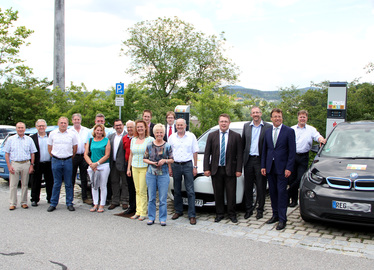  - Zahlreiche Bürgermeister, aber auch Touristiker, sowie Regionalmanager Stephan Lang, und Wirtschaftsförderer Markus König (beide Arberland Regio GmbH), waren zum offiziellen M.O.V.E.-Start ins Landratsamt Regen gekommen. Begrüßt wurden sie von Landrat Michael Adam (4.v.re.) und E-WALD-Geschäftsführer Otto Losterth (2.v.re.). Foto: Langer/Landkreis Regen