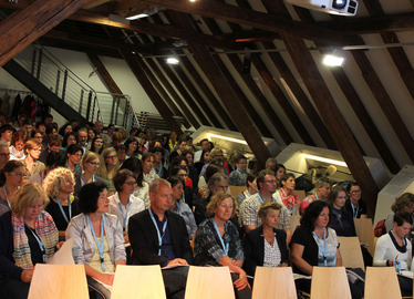  - Der Tagungsraum war gut gefüllt, über 100 Teilnehmer waren ins Kulturzentrum nach Zwiesel gekommen. Foto: Landkreis Regen, Langer