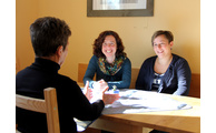  - Erna Schmidt ist gerne im Familienbüro Koki. Dort findet sie in den hauptamtlichen Kräften Kathrin Binder (re.) und Elisabeth Mies Ansprechpartner die sie beraten. Foto: Langer/Landratsamt