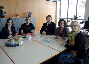  - Sie stellten Landrat Michael Adam (3.v.li.) die Veranstaltungen vor, v.li.: Julia Gmach (Gesundheitsregionplus Arberland), Matthias Wagner (Gesundheitsamt Regen), Elisabeth Mies, Tanja Kaml-Bösl. Foto: Saranda Shala, Landratsamt Regen