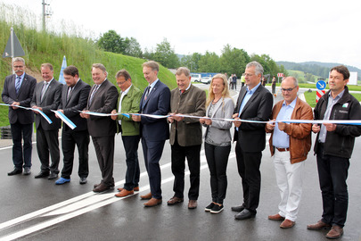  - Feierlicher Moment der Verkehrsfreigabe mit (v.li.): Landkreiskämmerer Franz Baierl, stellvertretender Landrat Willi Killinger, Landrat Michael Adam, Staatsminister Helmut Brunner, Bürgermeister Alois Wenig, Helmut Plenk (weiterer Stellvertreter des Landrats), Bezirksrat Heinrich Schmidt, Beatrix Lindinger-Hösl (Staatliches Bauamt Passau), Stefan Pritscher (Regierung von Niederbayern), Oberbauleiter Alfons Strasser (Firma Streicher) und Helmut Leopoldseder (Büro Sehlhoff). Foto: Langer/Landkreis Regen