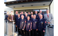  - 15 Männern wurde das goldene Ehrenzeichen verliehen. Nach der Verleihung stellten sie sich mit Landrat Michael Adam und Kreisbrandrat Hermann Keilhofer, den Kreisbrandinspektoren Josef Pledl und Christian Stiedl sowie Heinz Kaufmann, dem zuständigen Sachbearbeiter im Landratsamt, zum Gruppenbild auf. Foto: Kreisfeuerwehrverband Regen