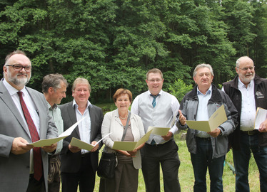  - (v. li.) Oberbürgermeister Jürgen Dupper (Stadt Passau), LPV-Geschäftsführer Franz Elender, Verbandsvorsitzender und Bürgermeister Hermann Baumann (Hutthurm), stellvertretende Landrätin Renate Cerny (Landkreis Freyung-Grafenau) , Landrat Michael Adam (Landkreis Regen), Landrat Franz Meyer (Landkreis Passau) und Naturschutzreferent Andreas Sperling. Foto: Hofbauer