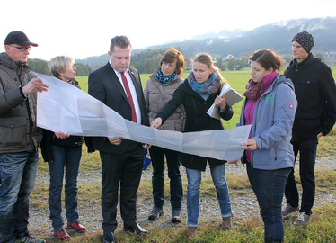  - Sie machten sich vor Ort ein Bild (v.li.): Florian Oder, Bürgermeisterin Gabi Wittenzellner, Landrat Michael Adam, Lieselotte Bielmeier, Kerstin Schecher, Sarah Höfler und  Dr. Marco Denic. Foto: Langer/Landkreis Regen Sie machten sich vor Ort ein Bild (v.li.): Florian Oder, Bürgermeisterin Gabi Wittenzellner, Landrat Michael Adam, Lieselotte Bielmeier, Kerstin Schecher, Sarah Höfler und  Dr. Marco Denic. Foto: Langer/Landkreis Regen 