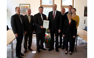  - Staatsekretär Albert Füracker (4.v.li.) übergab den Förderbescheid an Landrat Michael Adam (3.v.li.). Mit dabei waren (v.li.): Fred Huy (Sachgebietsleiter Verkehrswesen), Herbert Unnasch (Geschäftsführer ArberLAND REGio GmbH), Anton Weghofer (Hauptamtsleiter), Markus König (Regionalmanager), Rebekka Niedermeier (Koordininerungzentrum Bürgerschaftliches Engagement) und Jana Graßl (Sachgebiet Verkehrswesen). Foto: Langer/Landkreis Regen