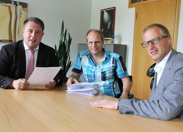  - Mit Abteilungsleiter Alexander Kraus (re.) und Sachgebietsleiter Fred Huy informierte sich Landrat Michael Adam (li.) über den bisherigen Stand der Umfrage. Dabei warfen sie auch einen Blick auf einen Teil der Umfragen. Foto: Langer/Landratsamt Regen 