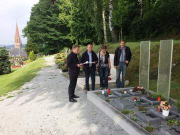  - Pfarrer Alexander Kohl, Bürgermeister Hermann Brandl, Kreisheimatpflegerin Cornelia Schink mit dem Friedhofsbeauftragten Karl Stangl vor einem Urnengemeinschaftsgrab. Der Leiter der Jury Kreisfachberater Klaus Eder ist nicht auf dem Bild. Foto: Landkreis Regen, Eder