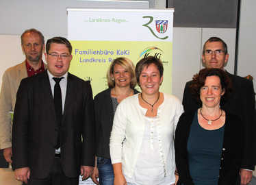  -  (v.li.): Jugendamtsleiter Martin Hackl, Landrat Michael Adam, Margit Hagengruber, Kathrin Binder, Matthias Wagner und Elisabeth Mies. Foto: Langer/Landkreis Regen 